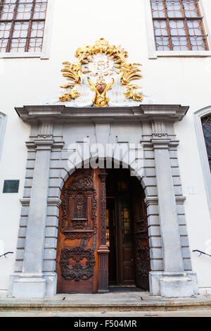 Viaggiare a Bratislava città - porte della chiesa dei Gesuiti (Santo Salvatore Chiesa) sulla Piazza francescana nella Città Vecchia di Bratislava Foto Stock