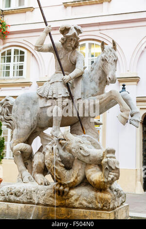 Viaggiare a Bratislava città - Fontana di San Giorgio e il Drago nel cortile del primate's Palace di Bratislava Foto Stock