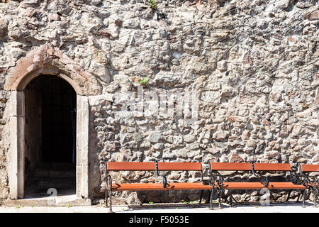 Viaggiare a Bratislava city - pietra mura di fortificazione del castello di Bratislava nella città vecchia Foto Stock