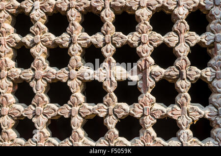 Splendidamente scolpito nella finestra in legno Foto Stock