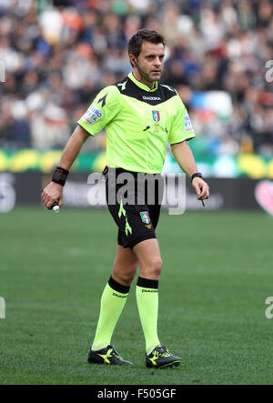 L'Italia, Udine: arbitro Nicola Rizzoli guarda durante il campionato italiano di una partita di calcio tra Udinese Calcio v Frosinone Calcio in Friuli Stadium il 25 ottobre, 2015 a Udine. Foto Stock
