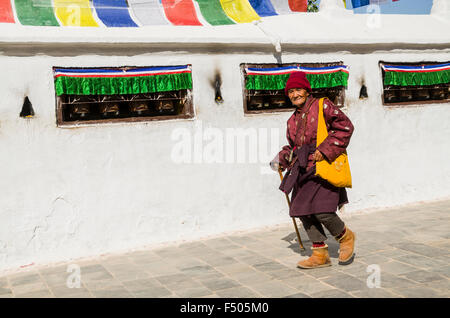 Pellegrino a piedi attorno a boudnath stupa Foto Stock