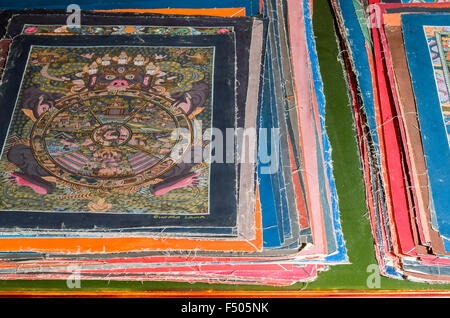 Pila di piccole thangkas in vendita in una delle scuole di arte vicino boudnath stupa Foto Stock