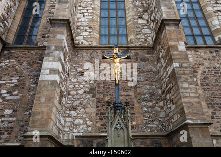 Viaggiare a Brno - Gesù Cristo statua e la parete della Cattedrale di San Pietro e Paolo a Brno, Repubblica Ceca Foto Stock