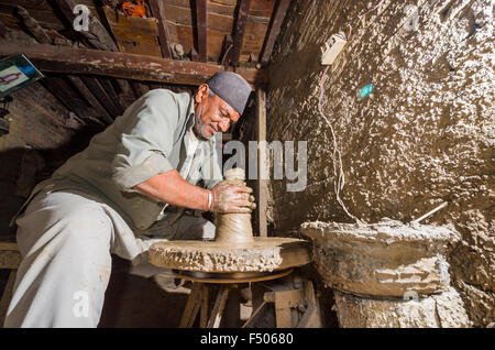 Uomo che fa in ceramica a mano con attrezzature semplici Foto Stock