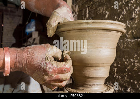 Uomo che fa in ceramica a mano con attrezzature semplici Foto Stock