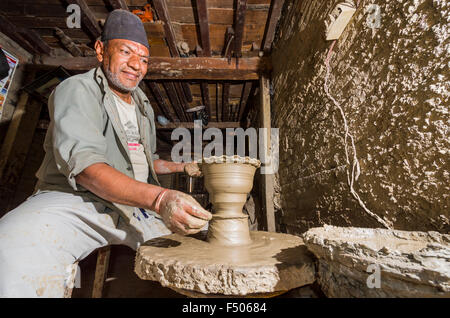 Uomo che fa in ceramica a mano con attrezzature semplici Foto Stock