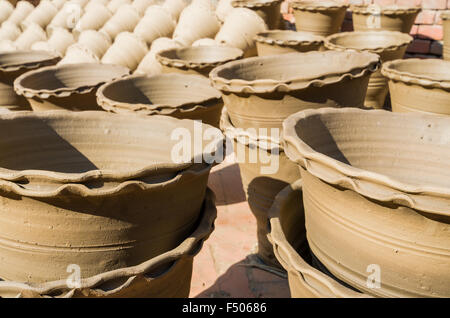 Recentemente realizzato in ceramica è di essiccazione al sole prima di bruciarsi Foto Stock