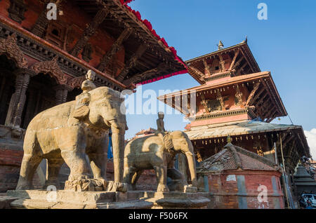 Custode di pietra elefanti a Durbar Square Foto Stock