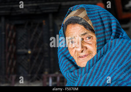 Ritratto di una vecchia donna newari che indossa un blanket di blu Foto Stock