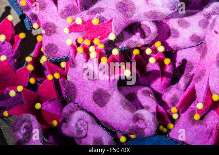 Qualche coppia di feltro rosa scarpe, accatastamento Foto Stock