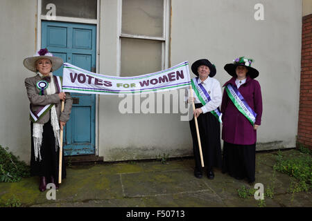 Suffragettes marzo attraverso la vecchia città di Swindon Radnor Street cimitero ottobre 2015 compreso il grande nipoti di Edith nuovo Foto Stock