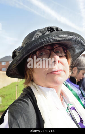 Suffragettes marzo attraverso la vecchia città di Swindon Radnor Street cimitero ottobre 2015 compreso il grande nipoti di Edith nuovo Foto Stock