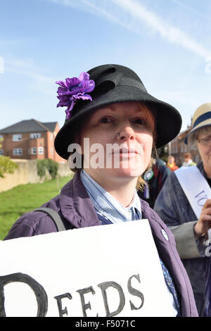 Suffragettes marzo attraverso la vecchia città di Swindon Radnor Street cimitero ottobre 2015 compreso il grande nipoti di Edith nuovo Foto Stock