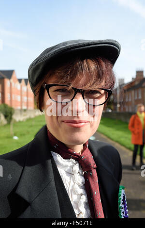 Suffragettes marzo attraverso la vecchia città di Swindon Radnor Street cimitero ottobre 2015 compreso il grande nipoti di Edith nuovo Foto Stock