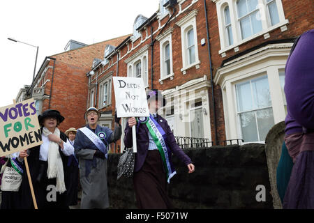 Suffragettes marzo attraverso la vecchia città di Swindon Radnor Street cimitero ottobre 2015 compreso il grande nipoti di Edith nuovo Foto Stock