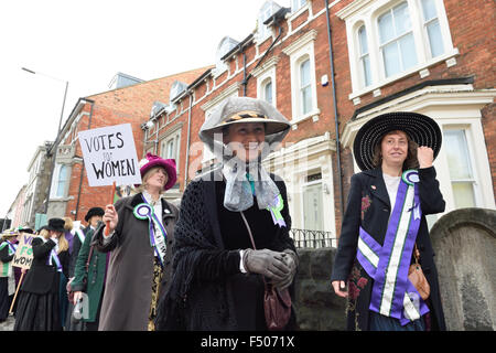 Suffragettes marzo attraverso la vecchia città di Swindon Radnor Street cimitero ottobre 2015 compreso il grande nipoti di Edith nuovo Foto Stock