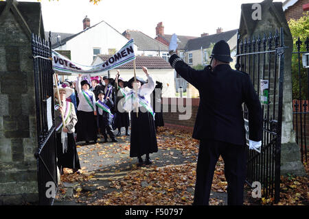 Suffragettes marzo attraverso la vecchia città di Swindon Radnor Street cimitero ottobre 2015 compreso il grande nipoti di Edith nuovo Foto Stock