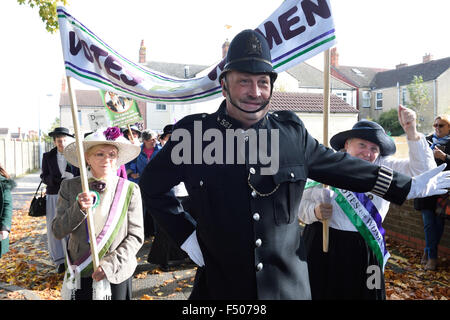 Suffragettes marzo attraverso la vecchia città di Swindon Radnor Street cimitero ottobre 2015 compreso il grande nipoti di Edith nuovo Foto Stock