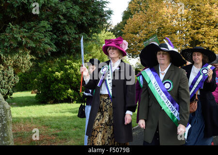 Suffragettes marzo attraverso la vecchia città di Swindon Radnor Street cimitero ottobre 2015 compreso il grande nipoti di Edith nuovo Foto Stock