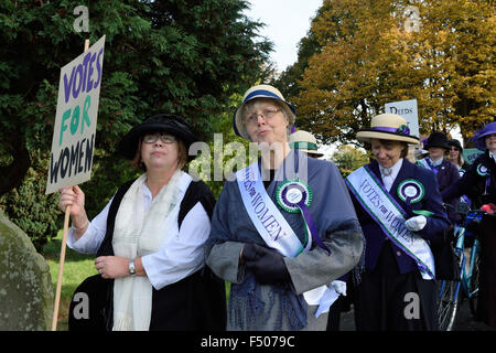 Suffragettes marzo attraverso la vecchia città di Swindon Radnor Street cimitero ottobre 2015 compreso il grande nipoti di Edith nuovo Foto Stock