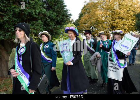 Suffragettes marzo attraverso la vecchia città di Swindon Radnor Street cimitero ottobre 2015 compreso il grande nipoti di Edith nuovo Foto Stock