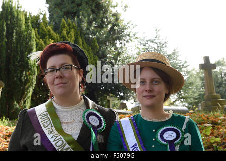 Suffragettes marzo attraverso la vecchia città di Swindon Radnor Street cimitero ottobre 2015 compreso il grande nipoti di Edith nuovo Foto Stock