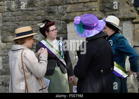 Suffragettes marzo attraverso la vecchia città di Swindon Radnor Street cimitero ottobre 2015 compreso il grande nipoti di Edith nuovo Foto Stock