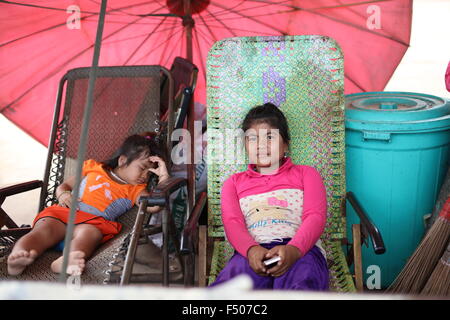 Due ragazze asiatiche sulle sdraio uno sleeping e in soft focus. Foto Stock