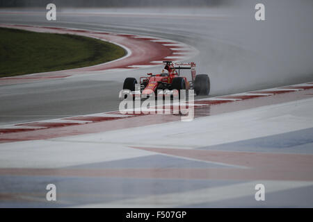 Austin, Texas, Stati Uniti d'America. 25 ott 2015. SEBASTIAN VETTEL della Germania e la Scuderia Ferrari rigidi durante la sessione di qualifiche del 2015 Formula 1 Gran Premio degli Stati Uniti presso il circuito delle Americhe, in Austin, Texas, Stati Uniti Credito: James Gasperotti/ZUMA filo/Alamy Live News Foto Stock