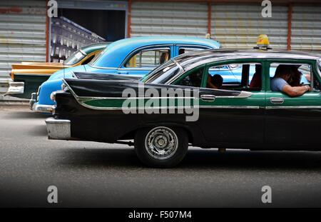 Vintage taxi da parte di guida su una strada trafficata nella Vecchia Havana Cuba Foto Stock