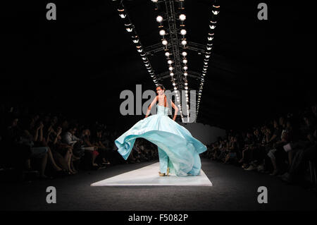 Jakarta, Indonesia. 25 ott 2015. Un modello presenta una creazione dal designer indonesiano Vera Tjan durante il Jakarta Fashion Week 2016 a Jakarta, Indonesia, 25 ottobre 2015. Credit: Veri Sanovri/Xinhua/Alamy Live News Foto Stock