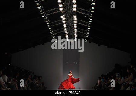 Jakarta, Indonesia. 25 ott 2015. Un modello presenta una creazione dal designer indonesiano Marcia Muljadi durante il Jakarta Fashion Week 2016 a Jakarta, Indonesia, 25 ottobre 2015. Credit: Veri Sanovri/Xinhua/Alamy Live News Foto Stock