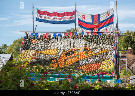 Slindon, West Sussex, Regno Unito. 25 ott 2015. Display costituito da zucche, zucche e zucche in aiuto della RNLI nel Sussex sunshine a Slindon zucche, West Sussex. Credito: Julia Claxton/Alamy Live News Foto Stock