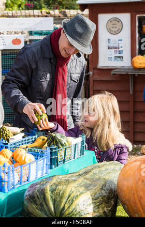 Slindon, West Sussex, Regno Unito. 25 ott 2015. Divertimento di Halloween scegliendo zucche in Sussex sunshine a Slindon zucche, West Sussex. Credito: Julia Claxton/Alamy Live News Foto Stock