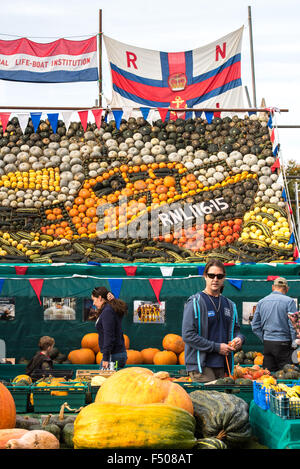 Slindon, West Sussex, Regno Unito. 25 ott 2015. Divertimento di Halloween e visualizzare in aiuto di RNLI con zucche in Sussex sunshine a Slindon zucche, West Sussex. Credito: Julia Claxton/Alamy Live News Foto Stock