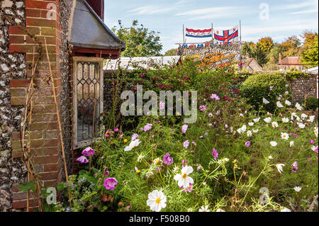 Slindon, West Sussex, Regno Unito. 25 ott 2015. Autunno Garden cottage e display costituito da zucche, zucche e zucche in aiuto della RNLI nel Sussex sunshine a Slindon zucche, West Sussex. Credito: Julia Claxton/Alamy Live News Foto Stock