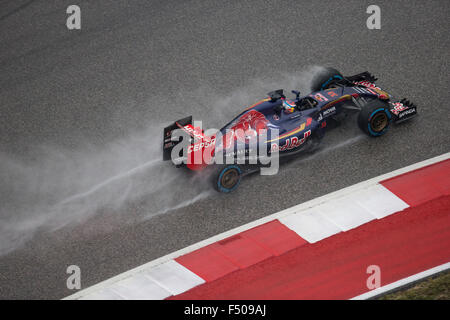 Austin, Texas USA Ottobre 25, 2015: driver di Formula 1 a Max Verstappen le gare di qualifica a un circuito imbevuto delle Americhe in pista nella giornata di domenica. Gli ufficiali di gara sono insistenti sulla santificazione della domenica il Gran Premio degli Stati Uniti in programma, nonostante la continua il maltempo. Credito: Bob Daemmrich/Alamy Live News Foto Stock