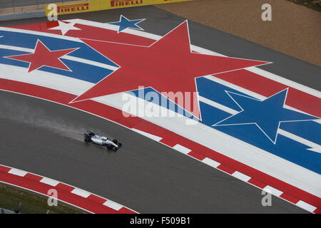 Austin, Texas USA Ottobre 25, 2015: Formula 1 driver Felipe Massa le gare di qualifica a un circuito imbevuto delle Americhe in pista nella giornata di domenica. Gli ufficiali di gara sono insistenti sulla santificazione della domenica il Gran Premio degli Stati Uniti in programma, nonostante la continua il maltempo. Credito: Bob Daemmrich/Alamy Live News Foto Stock