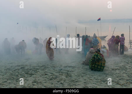 Le persone che la vasca da bagno nella nebbia di mattina presto a sangam, alla confluenza dei fiumi Gange e yamuna e saraswati, a kumbha Foto Stock