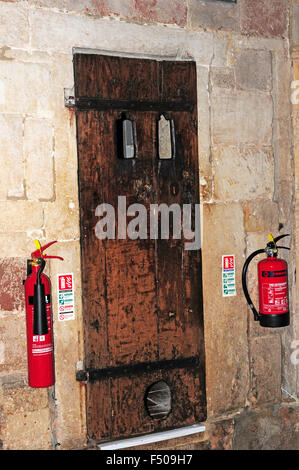 Il foro nel fondo della porta noto come sempre primo lembo cat. Pompieri la Cattedrale di Exeter. Foto Stock