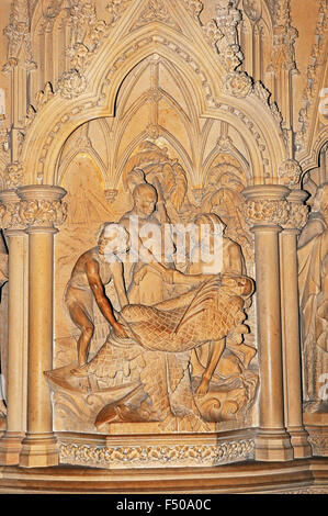 Parte del pulpito scolpito che mostra il martirio del Vescovo John Coleridge Patterson, Cattedrale di Exeter Foto Stock