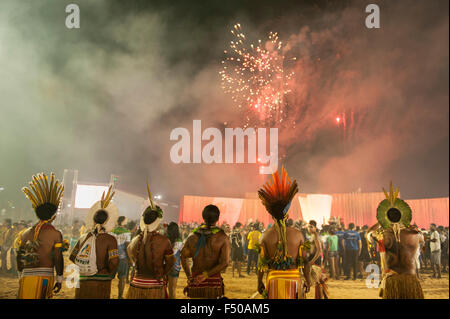 Palmas, stato di Tocantins, Brasile. 24 ott 2015. I partecipanti indigeni guardare un display firewoprk internazionale giochi indigeni, nella città di Palmas, stato di Tocantins, Brasile. Photo credit: Sue Cunningham/fotografica Alamy Live News Foto Stock