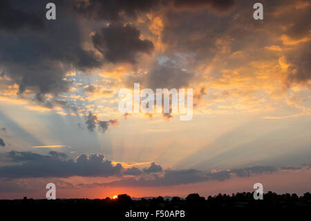 Bel tramonto nuvole e raggi al tramonto Foto Stock