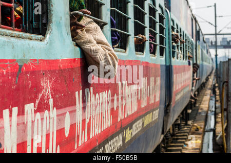 Treno pieno di pellegrini alla stazione ferroviaria Foto Stock