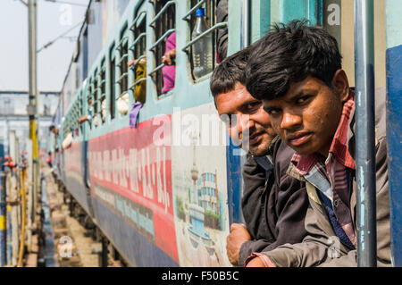 Treno pieno di pellegrini alla stazione ferroviaria Foto Stock