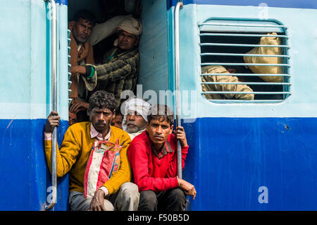 Treno pieno di pellegrini alla stazione ferroviaria Foto Stock