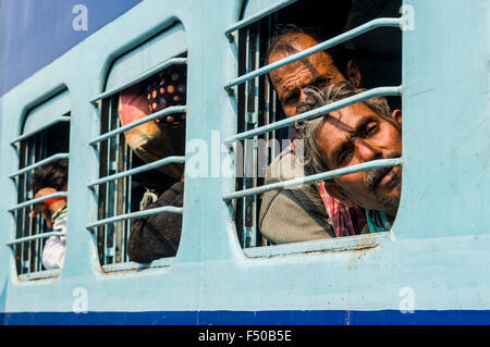 Treno pieno di pellegrini alla stazione ferroviaria Foto Stock