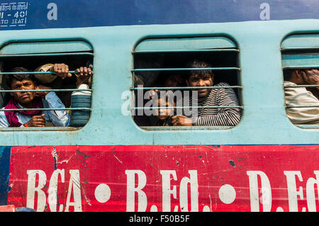 Treno pieno di pellegrini alla stazione ferroviaria Foto Stock