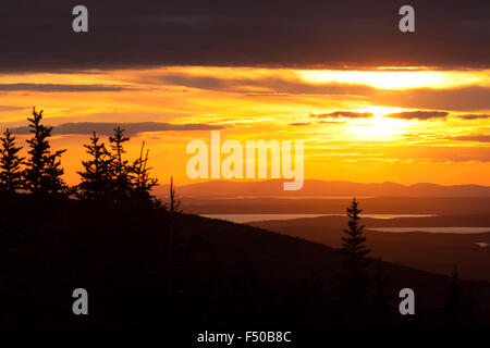 Sunset over Maine visto dalla cima del Cadillac Mountain, Parco Nazionale di Acadia, isola di Mount Desert, Maine, Stati Uniti d'America Foto Stock